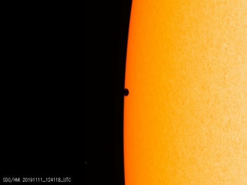 Меркур ни приреди ретко небесно шоу, „шетајќи“ се помеѓу Земјата и Сонцето