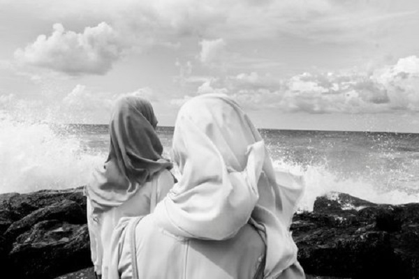 Две жени свртени кон море