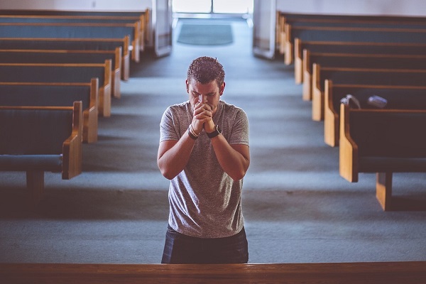 Човек се моли во црква