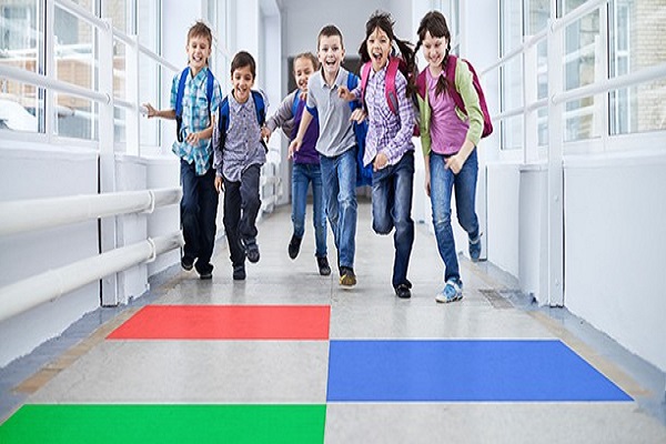 Деца трчаат низ училишен ходник
