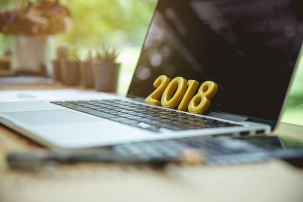 Лаптоп и бројот 2018