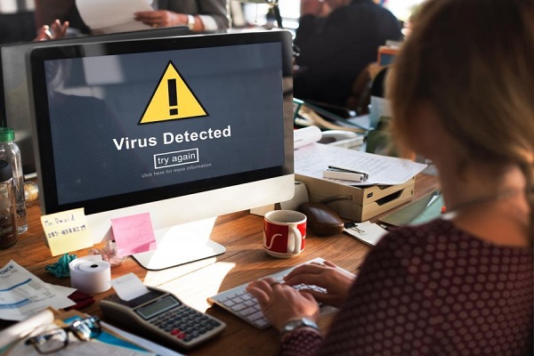На екранот на компјутерот предупредување за детектиран вирус