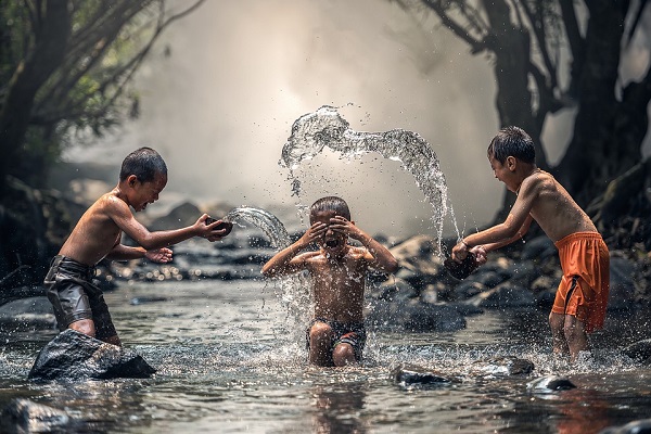 Дечиња се прскаат со вода во река