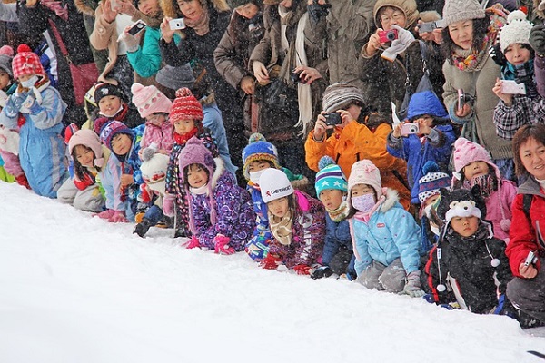 Дечиња азијати на снег