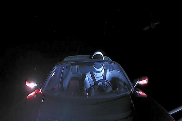 Космонаут во вселената во автомобил