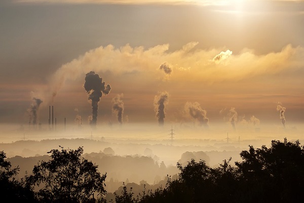 Оџаци од индустриски капацитети што го загадуваат воздухот