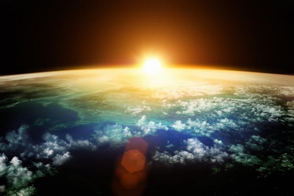 Земјата и Сонцето од вселенска перспектива