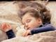 Лежењето со вашите деца додека не заспијат не е лоша навика