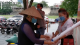 Жителите на Виетнам добиваат бесплатен ориз од автомати