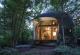 Куќичка во форма на школка во Јапонија совршено се вклопува во шумскиот пејзаж