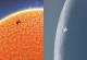 Фотограф успеал да ја фати Меѓународната вселенска станица како поминува покрај Сонцето и покрај Месечината