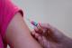 Се намалува бројот на луѓе што би се вакцинирале против Ковид-19