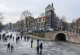 Интересна зимска активност - Лизгање на мраз на каналите во Амстердам
