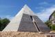 Брачен пар изградил реплика на Кеопсовата пирамида во својот двор: Висока е 13 метри, а има и саркофаг