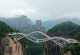 Застрашувачки стаклен мост со неверојатен дизајн во Кина