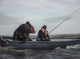 Необично пријателство меѓу мечка и девојка - заедно одат во риболов