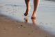 Зошто одењето по песок е здраво за луѓето?