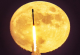 Совршена фотографија од ракетата на „Спејс екс“ кога поминува пред Месечината