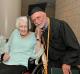 Дипломирал на 72-годишна возраст, а на дипломирањето го бодрела 99-годишната мајка