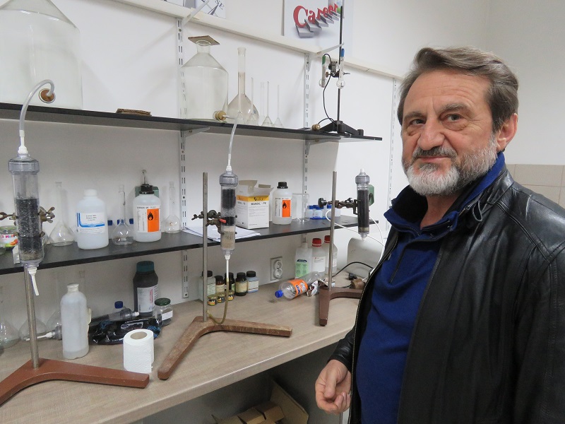Професорот Димитров во лабораторија на ТМФ чисти отпадни води со помош на наноматеријали