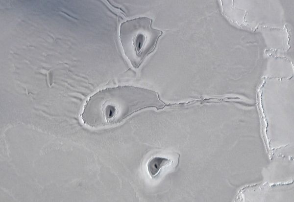 Ни НАСА не знае од што се овие дупки на Арктикот