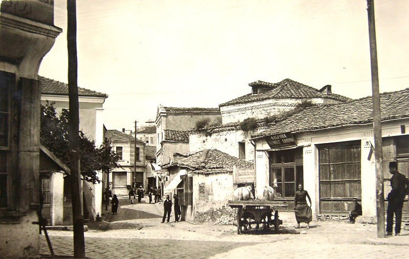 Прдлев, Козаров, Калашников, Пичоски... од каде потекнуваат македонските презимиња