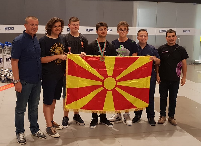 Тешко е да се подготвувате за научна олимпијада кога не знаете дали ќе имате авиобилет за да отпатувате