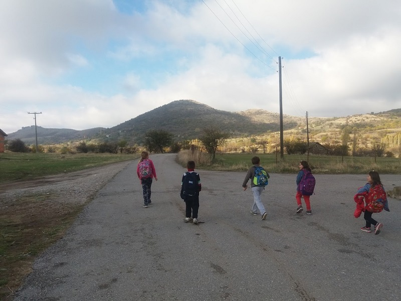 За да се одбранат од волци, со петарди в раце одат пеш на училиште и по шест километри