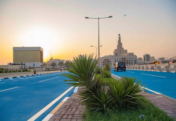 Зошто Доха ги обојува улиците во сина боја?