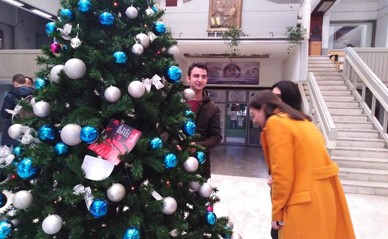 „Професор Гелев да ми биде кум на свадба“, „Шестка е сѐ што ми треба“! Ова се новогодишните желби на студентите од Правен