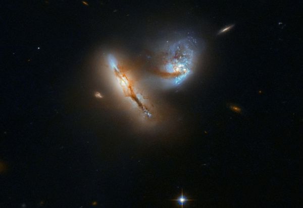 „Хабл“ улови контакт меѓу две галаксии