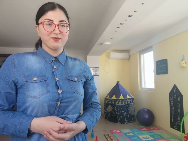 Син ми сака да игра само со едно другарче, а му настапува како шеф, му кажува што да прави, а што не... Како да го убедам да не прави така?