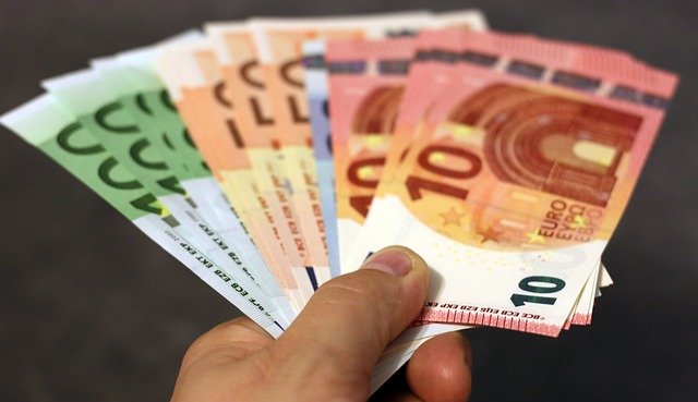Првата земја во Европа што ги усвои банкнотите станува првата земја во која ќе нема кеш