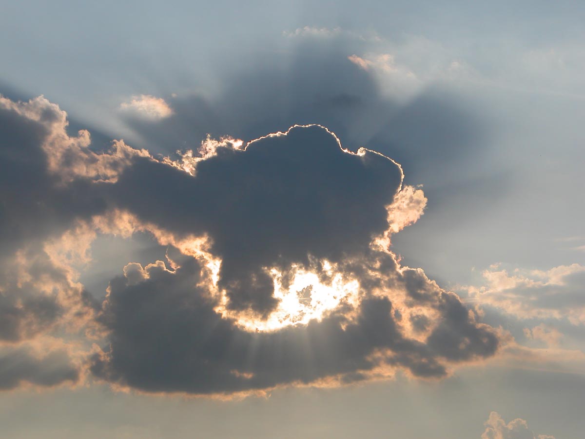 Выйдет солнце из облака чувствуешь. Солнце сквозь облака. Газовое облако. Солнце в облаках. Солнце сквозь серые облака.