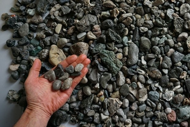 Откриена нова форма на загадување со пластика која личи на камења