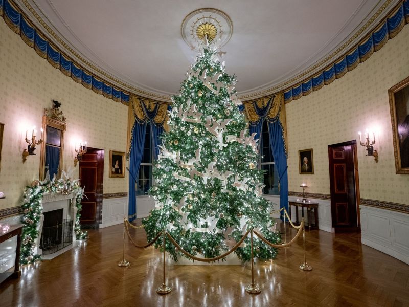 Погледнете како семејството Бајден ја украси Белата куќа за Божиќ