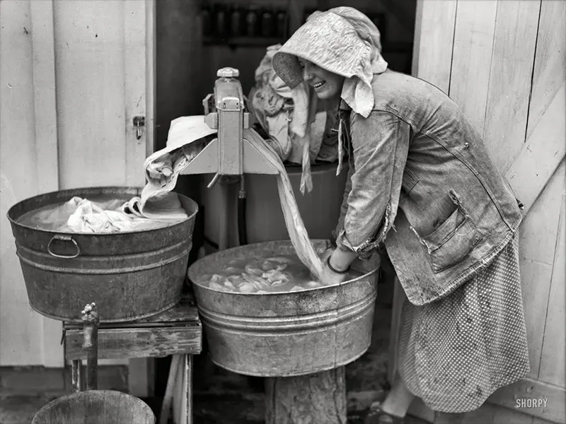 Стари фотографии ги прикажуваат првите машини за перење од 1880-тите до 1950-тите години