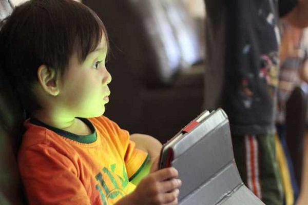 Дали гледањето во екран од најрана возраст може да предизвика аутизам?