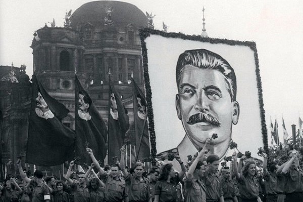 Постер од Сталин и развиорени знамиња во црно-бело
