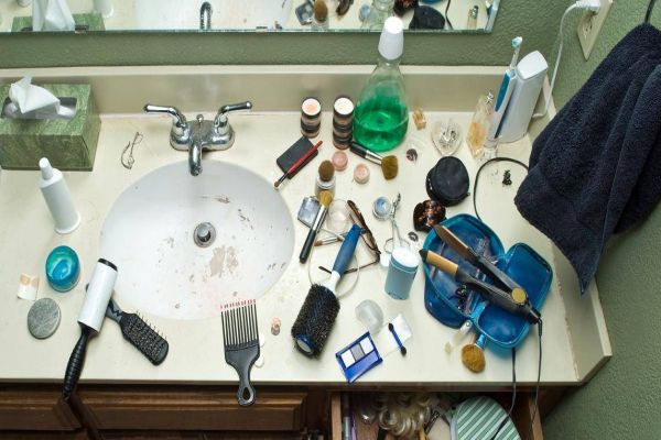 Деталната листа со правила во бањата на еден маж за неговата сопруга