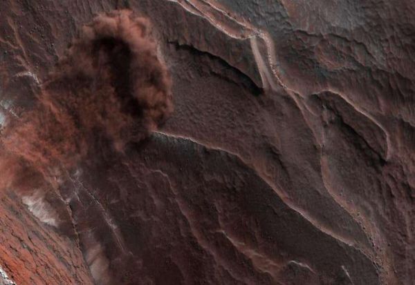 Камерата на НАСА „улови“ лавина на Марс
