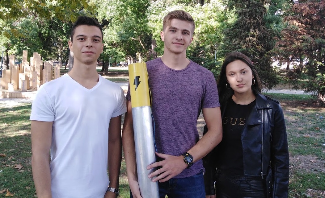 Средношколци од „Јосип Броз“ измислија филтер за прочистување на воздух кој се става на оџак