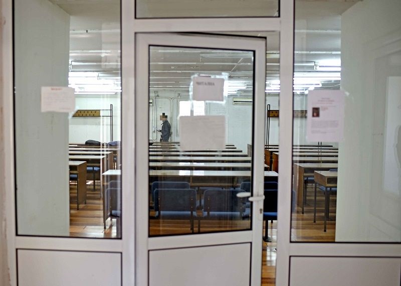 Студентите од кампусот на Медицина, Фармација и Стоматологија учат во полураспаднатиот Медицинар