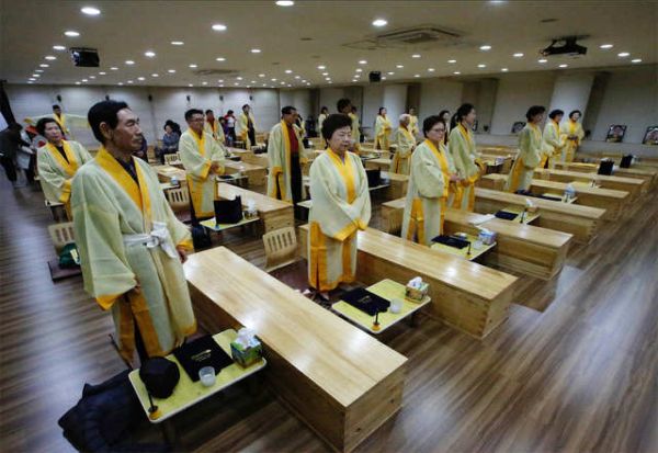 Во Јужна Кореја луѓето присуствуваат на сопствените лажни погреби за да научат важни животни лекции