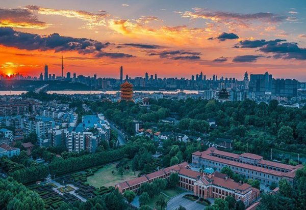 Еве како изгледа животот во градот од кој се рашири новиот смртоносен вирус