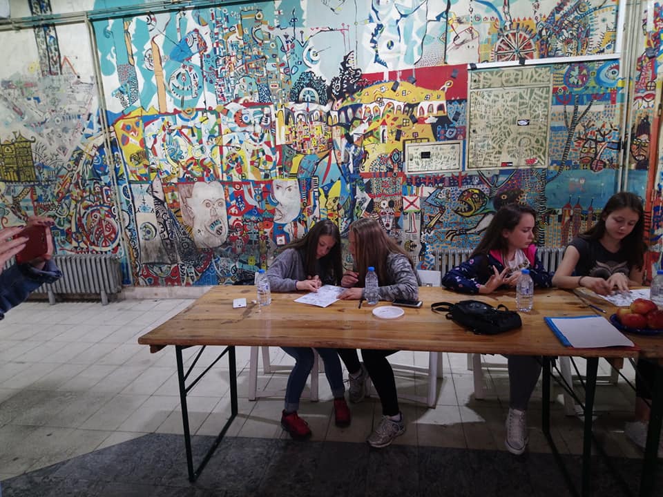 Стрипот треба да се најде на училишната клупа, а не под неа