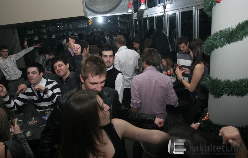 Кафулињата да работат до 18 часот, приватните компании мора да ги ослободат вработените со деца под 10 години