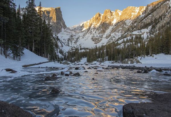 Фотограф успеал да слика ретка глетка - замрзнати бранови на езеро во Колорадо