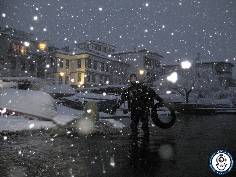 Гуми, лименки, реквизити за на плажа – што сѐ најде Никола Паскали во Охридското Езеро од само две соло-нуркања