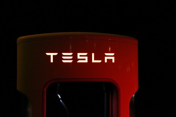 „Тесла“ покажа како прави респиратори од автомобилски делови